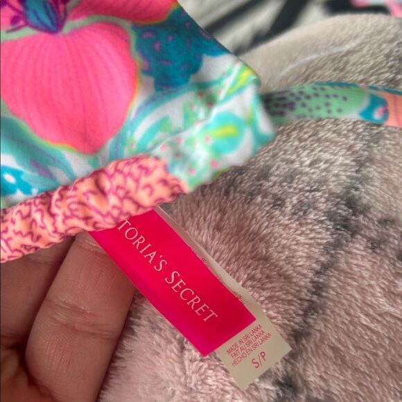 Victoria's Secret Vibrant Floral Bikini Top   D - Picture 2 of 5